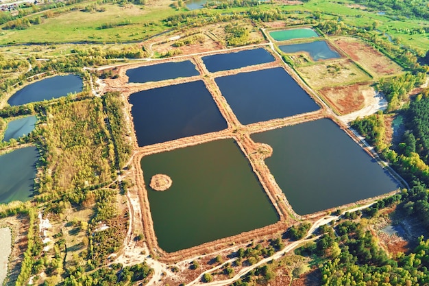 Luchtfoto van vijvers voor opvangbekkens voor regenwateropvang