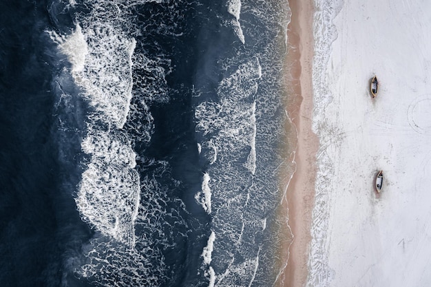 Luchtfoto van vissersboten en de Oostzee in de winter