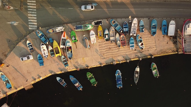 Luchtfoto van vissersboten in de oude stad Nesebar aan de kust van de Zwarte Zee van Bulgarije