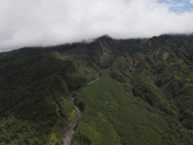 Luchtfoto van vliegen in een tropische bosberg en -vallei in Indonesië