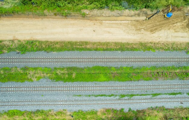 Luchtfoto van vliegende drone van spoorrails