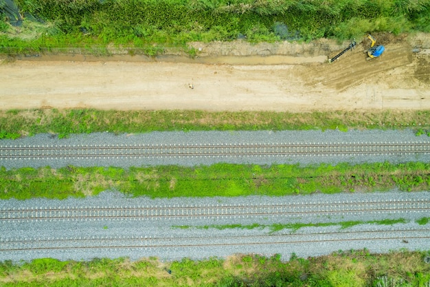 Luchtfoto van vliegende drone van spoorrails