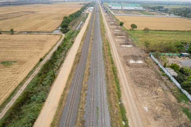 Luchtfoto van vliegende drone van spoorrails