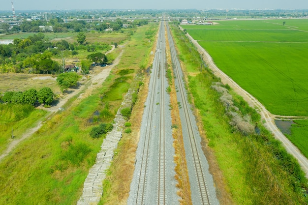 Luchtfoto van vliegende drone van spoorrails