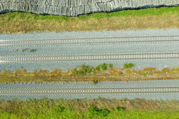 Luchtfoto van vliegende drone van spoorrails