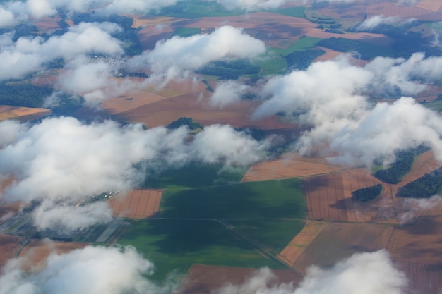 Luchtfoto van vliegtuigen die op grote hoogte vliegen. Landschap van bovenaf.