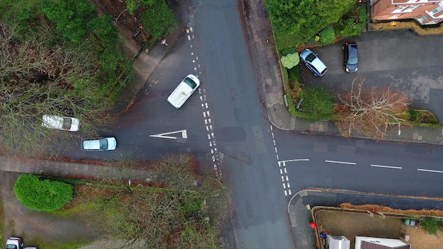 Luchtfoto van voertuigen die rijden op wegen in de buitenwijken van een stad in het VK