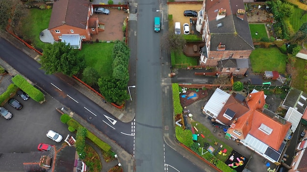 Luchtfoto van voertuigen die rijden op wegen in de buitenwijken van een stad in het VK