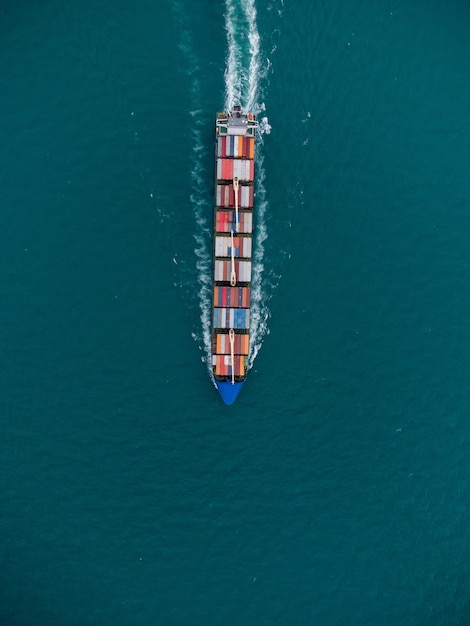 Luchtfoto van vrachtcontainerschip in de zee