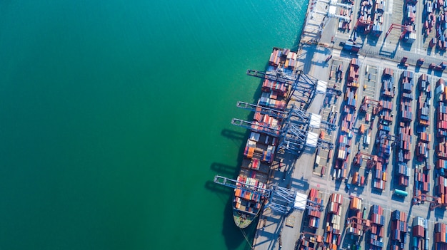 Luchtfoto van vrachtschip en containers