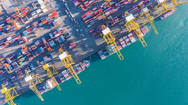 Luchtfoto van vrachtschip en containers