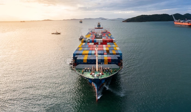 Luchtfoto van vrachtschip met container en rennen voor exportgoederen van vrachtwerfhaven naar ander oceaanconcept vrachtschip
