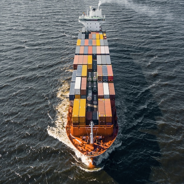 Luchtfoto van vrachtschip met kleurrijke containers. vierkante compositie