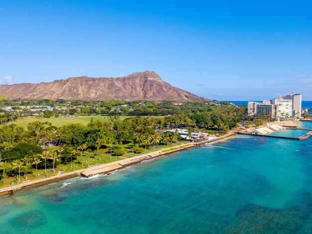 Luchtfoto van Waikiki Wall en Diamond Head in Honolulu, VS