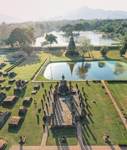 Luchtfoto van Wat Mahathat Boeddha en tempel in Sukhothai Historical Park