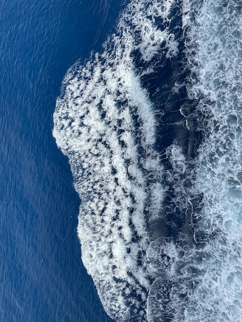 Luchtfoto van water met schuimige golven