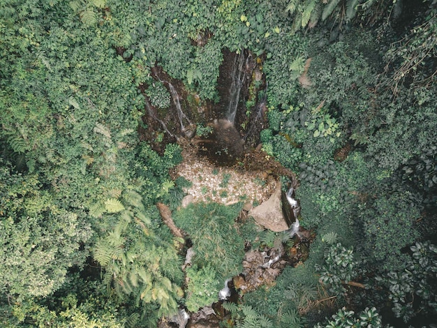 Luchtfoto van waterval in de jungle-vallei in Indonesië