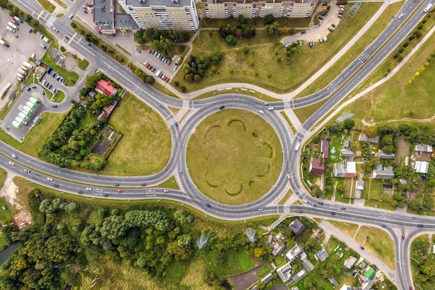 Luchtfoto van wegknooppunt of snelwegkruispunt Junction-netwerk van transport genomen door drone