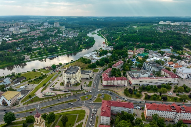 Luchtfoto van wegkruising met zwaar verkeer in de stad