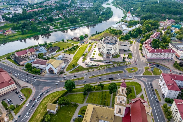 Luchtfoto van wegkruising met zwaar verkeer in de stad