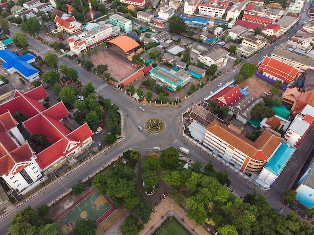 Luchtfoto van wegrotonde in de stad