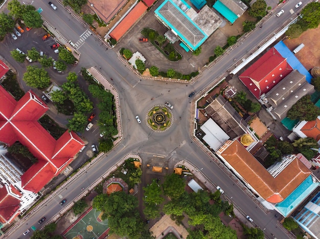 Luchtfoto van wegrotonde in de stad