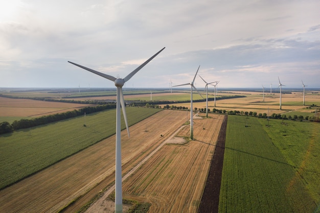 Luchtfoto van windturbine-generatoren in het veld produceren van schone ecologische elektriciteit.