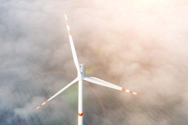 Luchtfoto van windturbine in mist, milieu, hernieuwbare energie, stroomopwekking, zomerlandschap, drone