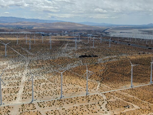 Luchtfoto van windturbines die elektriciteit opwekken Enorme reeks gigantische windturbines