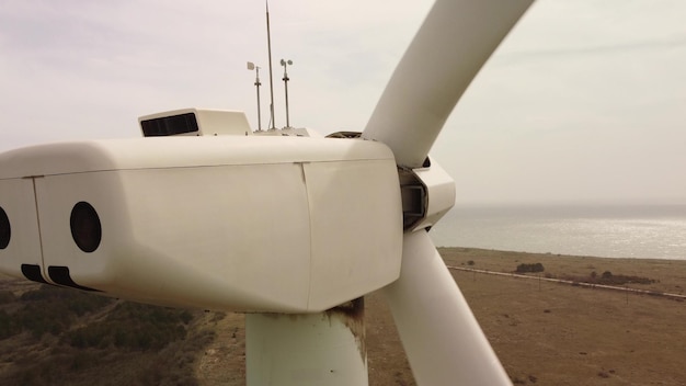 Luchtfoto van windturbines en landbouwveld in de buurt van de zee bij zonsondergang