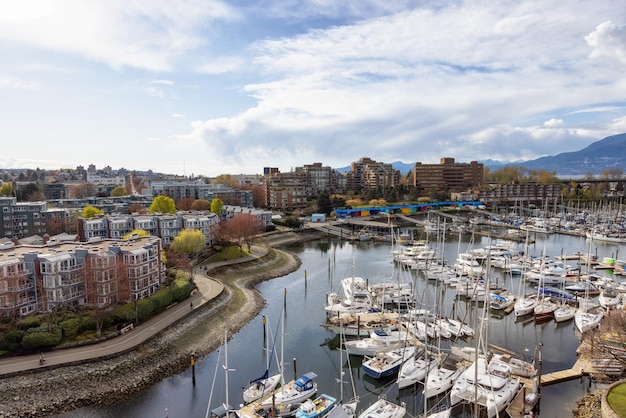 Luchtfoto van woonhuizen boten in jachthaven en modern stadsgezicht