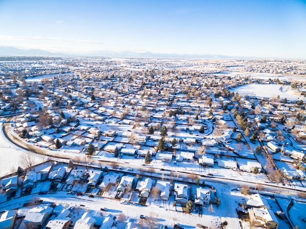 Luchtfoto van woonwijk bedekt met sneeuw.
