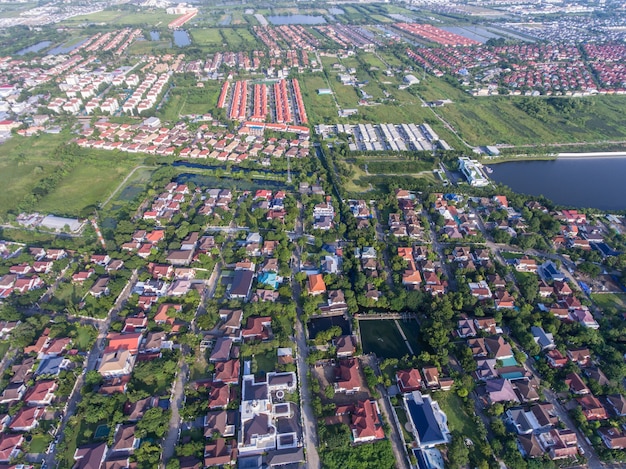 Luchtfoto van woonwijken. Bouw van onroerend goed, grond en onroerend goed.