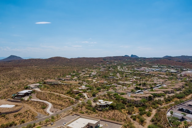 Luchtfoto van woonwijken in de buurt van bergwoestijn in het prachtige stadslandschap van Fountain Hills in Arizona, VS