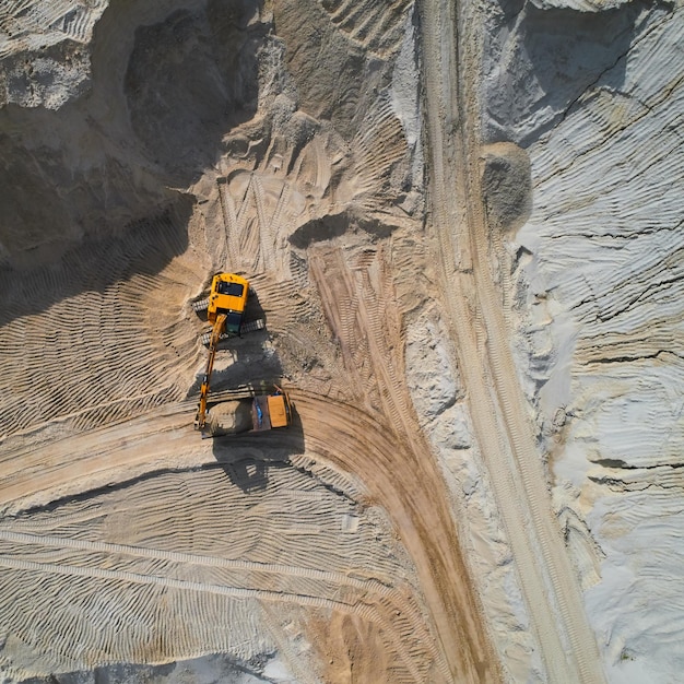 Luchtfoto van zandgroeve met bulldozer