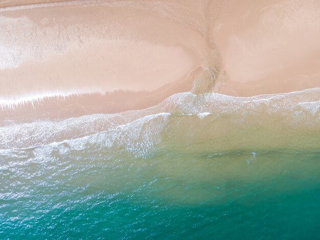 Luchtfoto van zandstrand en oceaan met golven