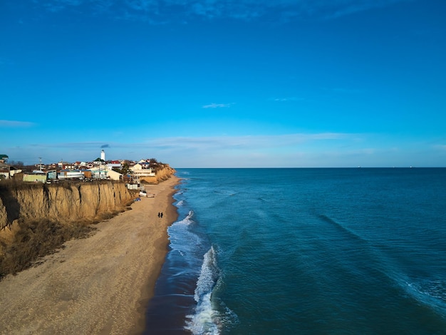 Luchtfoto van zandstrand en zee met golven geweldige natuur achtergrond