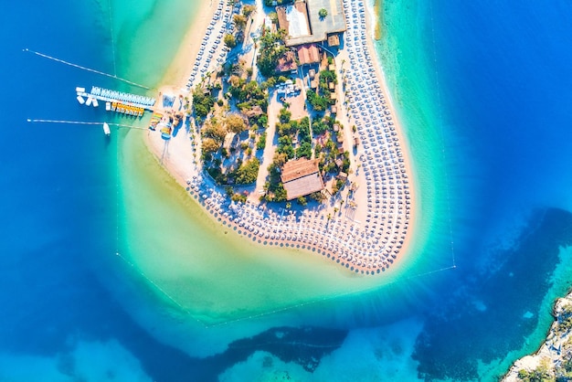 Luchtfoto van zee baai met zandstrand op zonnige dag in de zomer Drone foto van Blue Lagoon in Oludeniz, Turkije