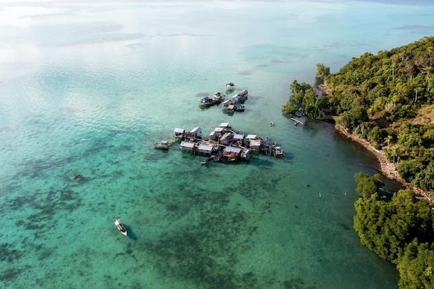 Luchtfoto van zee zigeunerdorp in Celebes zee Semporna