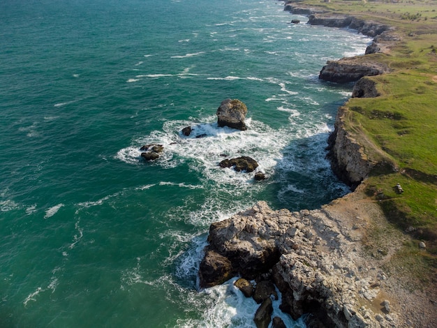 Luchtfoto van zeegolven en fantastische kliffen rotsachtige kust Tyulenovo Bulgarije