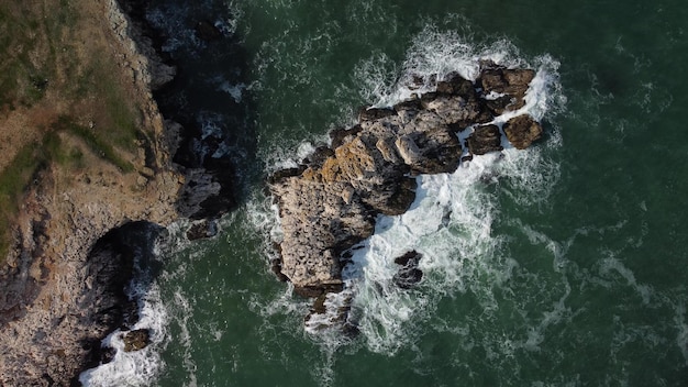 Luchtfoto van zeegolven en fantastische kliffen rotsachtige kust Tyulenovo Bulgarije