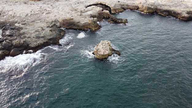 Luchtfoto van zeegolven en fantastische kliffen rotsachtige kust Tyulenovo Bulgarije