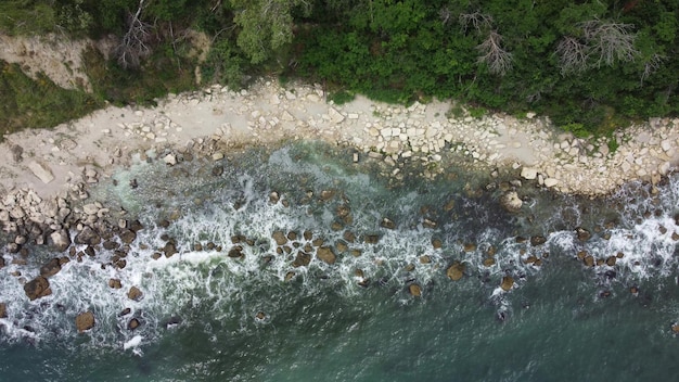 Luchtfoto van zeegolven en fantastische kliffen rotsachtige kust