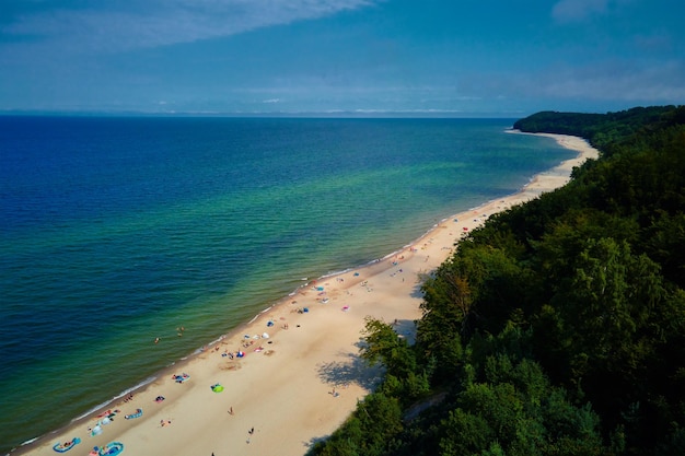 Luchtfoto van zeelandschap met zandstrand in Wladyslawowo Oostzeekust in Polen