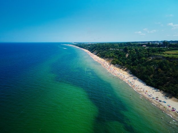 Luchtfoto van zeelandschap met zandstrand in Wladyslawowo Oostzeekust in Polen