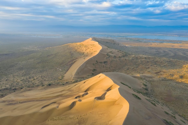 Luchtfoto van zingende zandduin Kazachstan