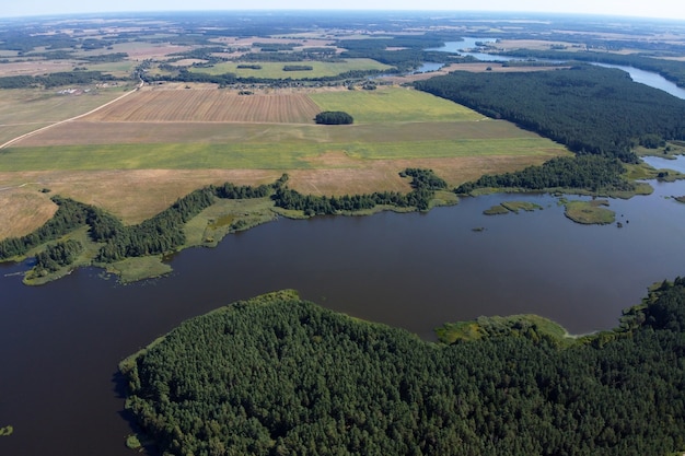 Foto luchtfoto van zomerlandschap met bosrivier en landbouwvelden