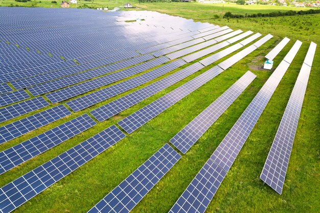 Luchtfoto van zonne-energiecentrale op groen veld. Elektrische panelen voor het produceren van schone ecologische energie.