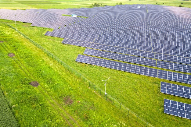 Luchtfoto van zonne-energiecentrale op groen veld Elektrische panelen voor het produceren van schone ecologische energie