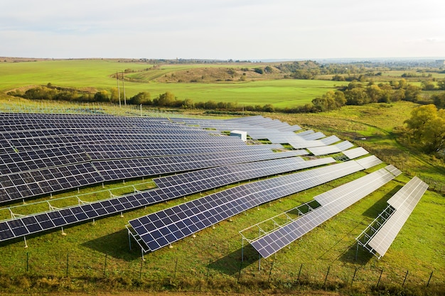 Luchtfoto van zonne-energiecentrale op groen veld